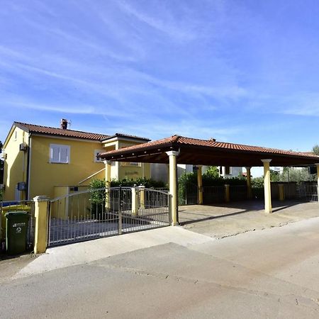 Apartments House Anna For Max 13 Persons In Porec, Pet Friendly Buitenkant foto