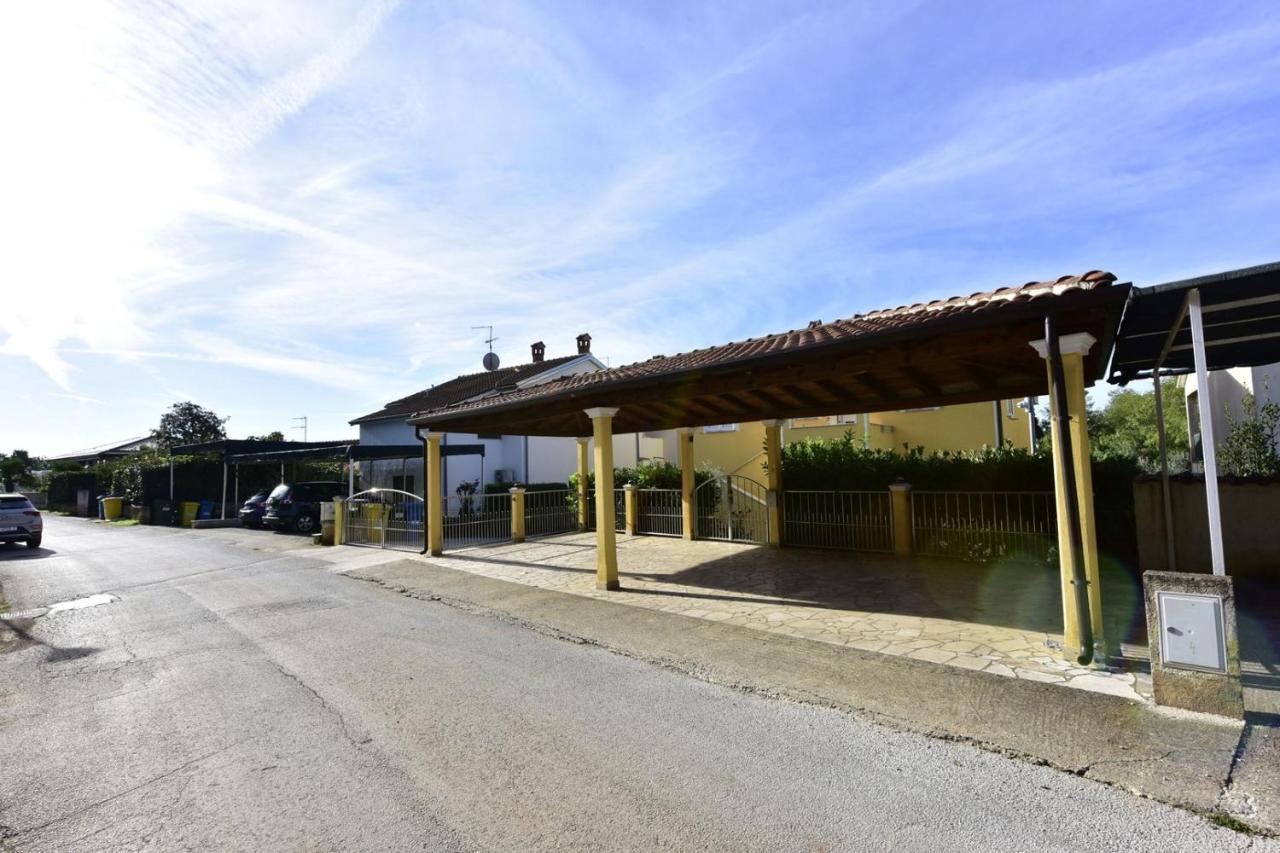 Apartments House Anna For Max 13 Persons In Porec, Pet Friendly Buitenkant foto