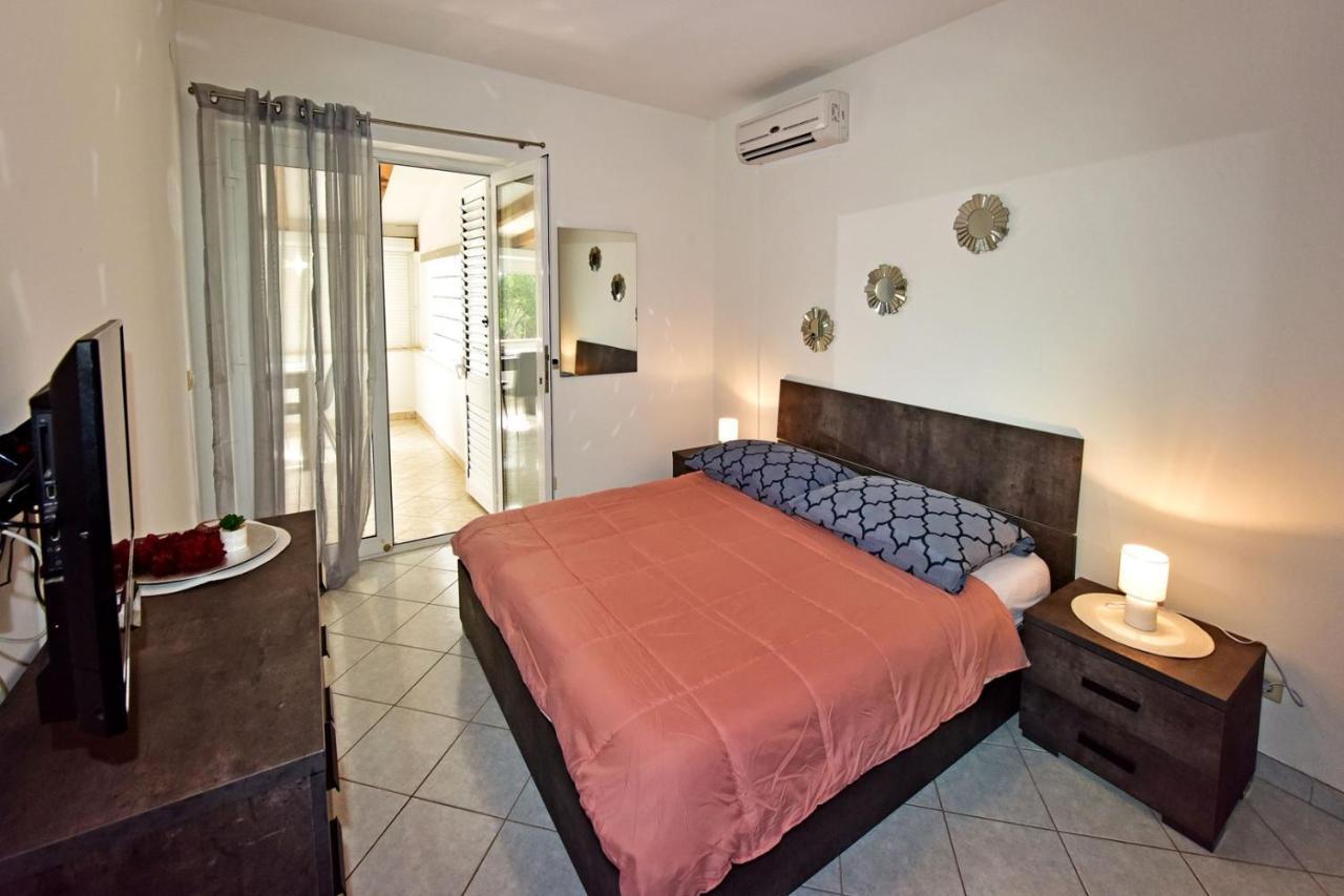 Apartments House Anna For Max 13 Persons In Porec, Pet Friendly Buitenkant foto