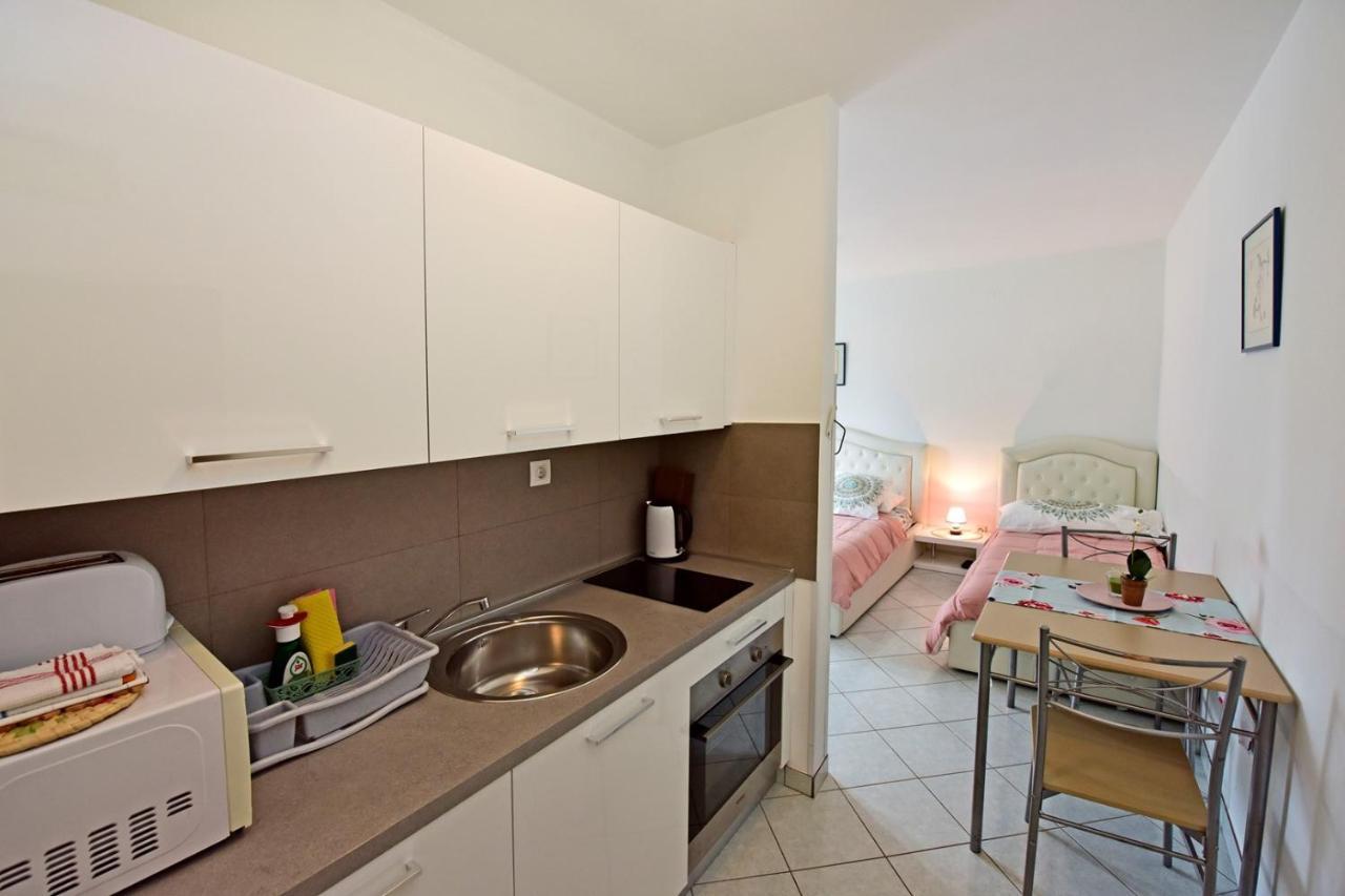Apartments House Anna For Max 13 Persons In Porec, Pet Friendly Buitenkant foto