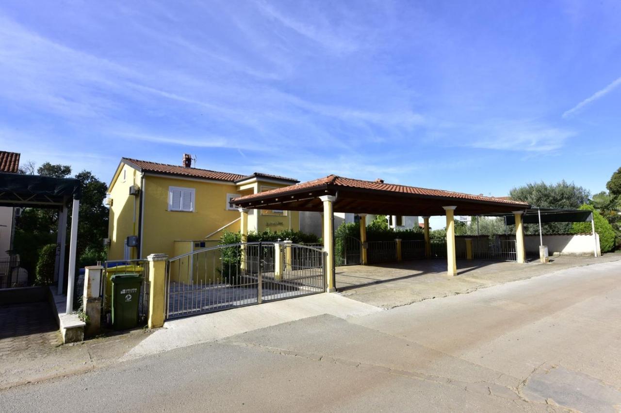 Apartments House Anna For Max 13 Persons In Porec, Pet Friendly Buitenkant foto