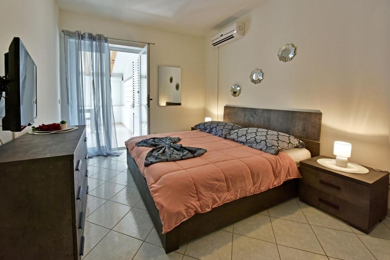 Apartments House Anna For Max 13 Persons In Porec, Pet Friendly Buitenkant foto