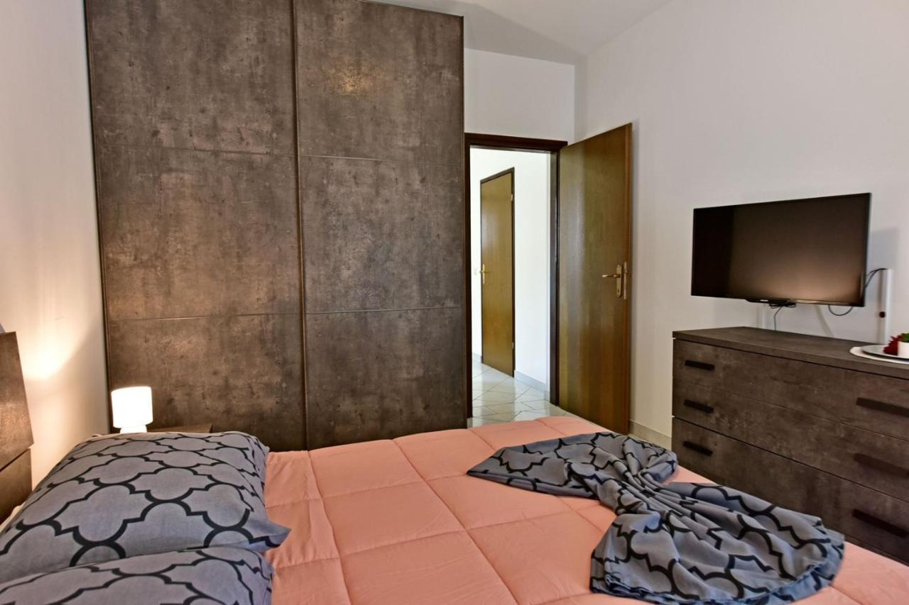 Apartments House Anna For Max 13 Persons In Porec, Pet Friendly Buitenkant foto