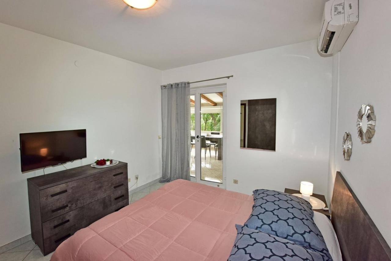 Apartments House Anna For Max 13 Persons In Porec, Pet Friendly Buitenkant foto