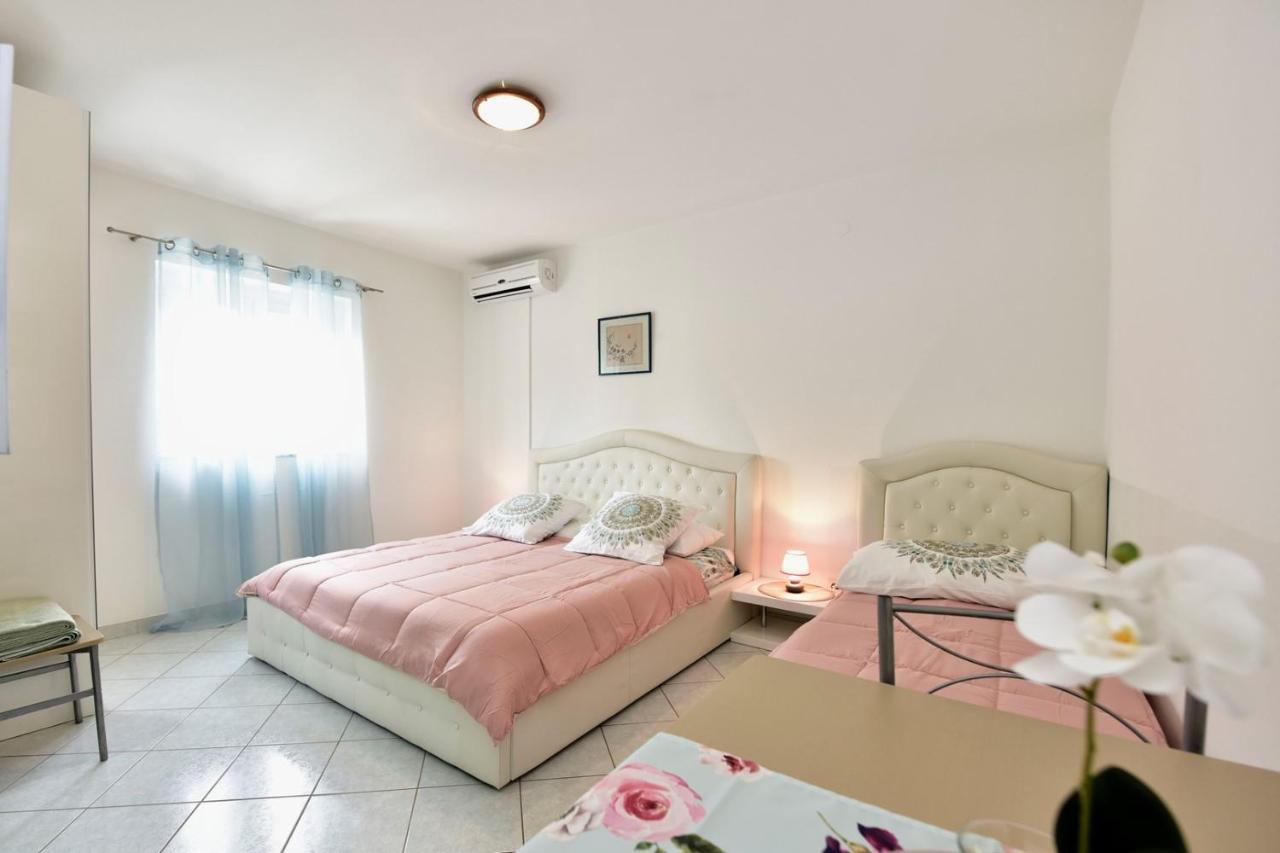Apartments House Anna For Max 13 Persons In Porec, Pet Friendly Buitenkant foto