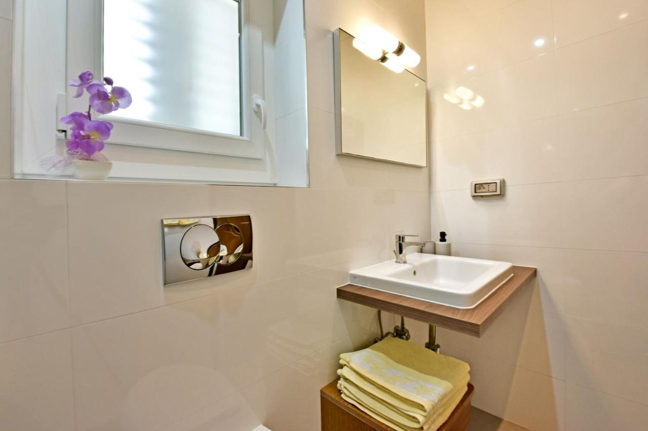Apartments House Anna For Max 13 Persons In Porec, Pet Friendly Buitenkant foto