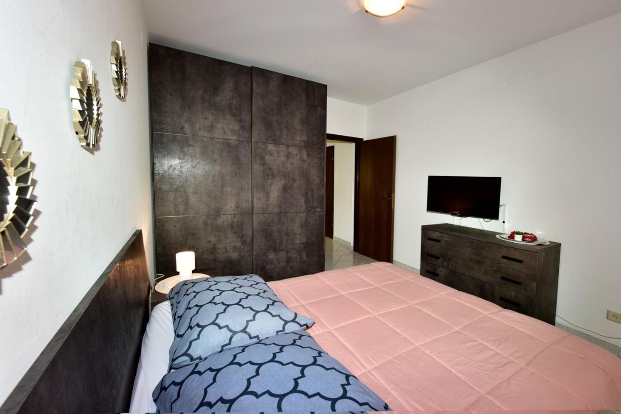 Apartments House Anna For Max 13 Persons In Porec, Pet Friendly Buitenkant foto