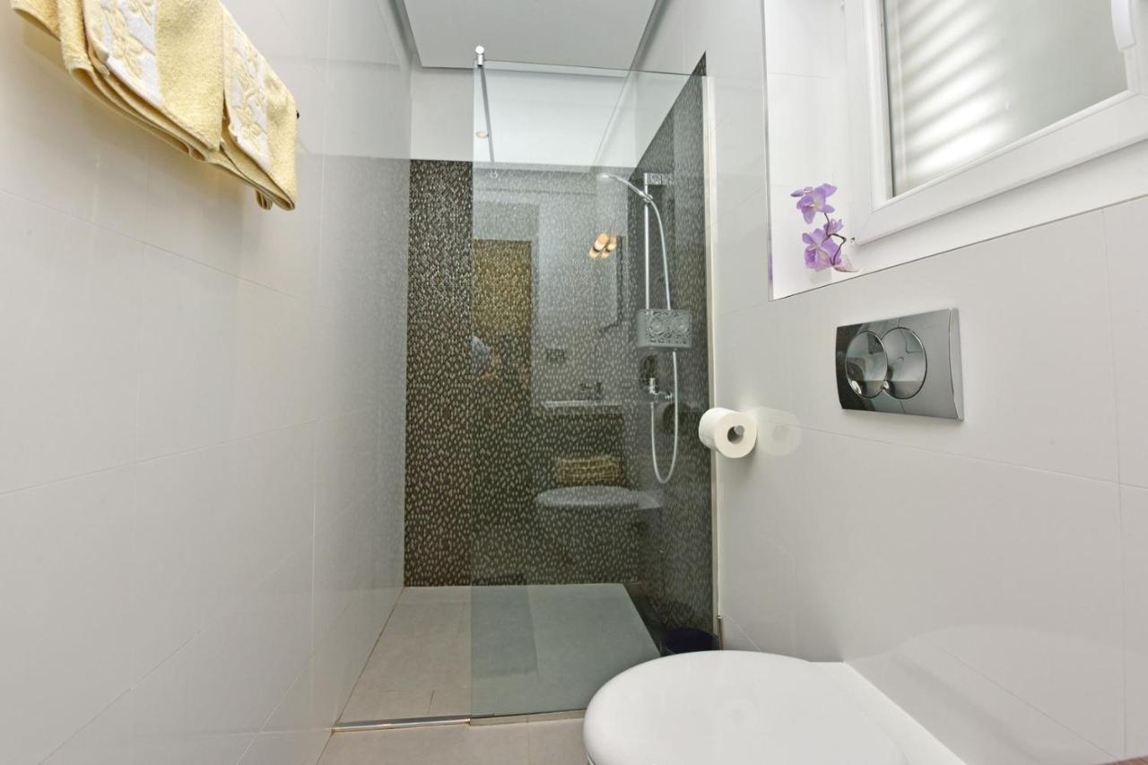 Apartments House Anna For Max 13 Persons In Porec, Pet Friendly Buitenkant foto