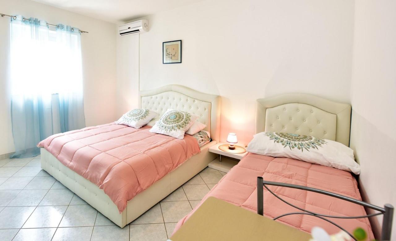 Apartments House Anna For Max 13 Persons In Porec, Pet Friendly Buitenkant foto