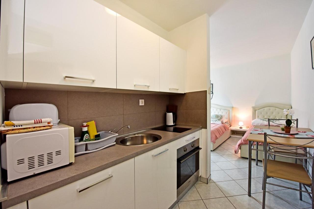 Apartments House Anna For Max 13 Persons In Porec, Pet Friendly Buitenkant foto