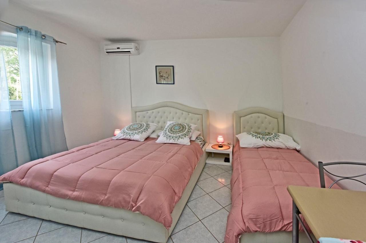 Apartments House Anna For Max 13 Persons In Porec, Pet Friendly Buitenkant foto