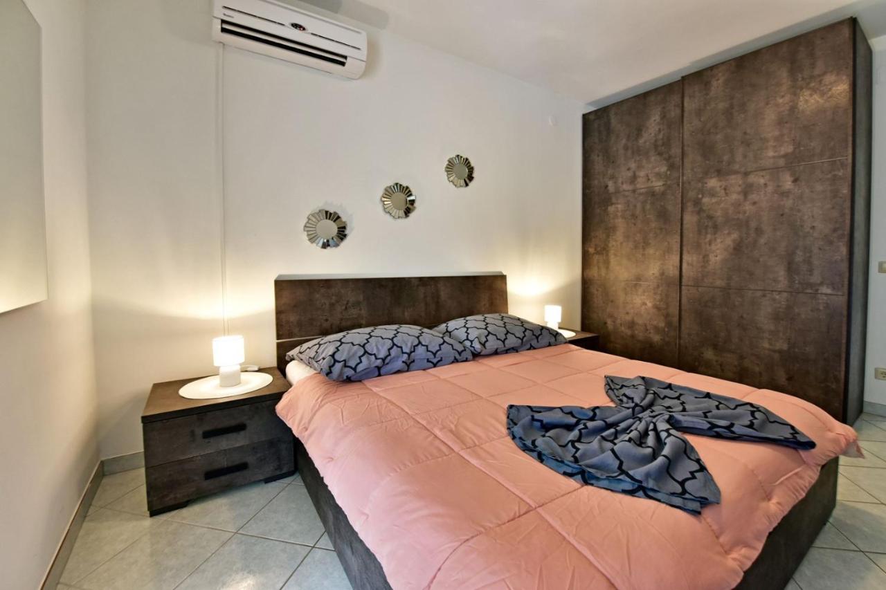 Apartments House Anna For Max 13 Persons In Porec, Pet Friendly Buitenkant foto