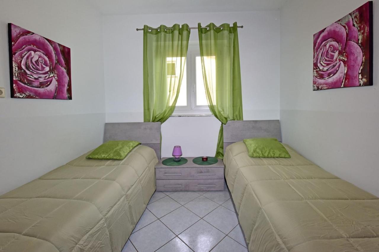 Apartments House Anna For Max 13 Persons In Porec, Pet Friendly Buitenkant foto