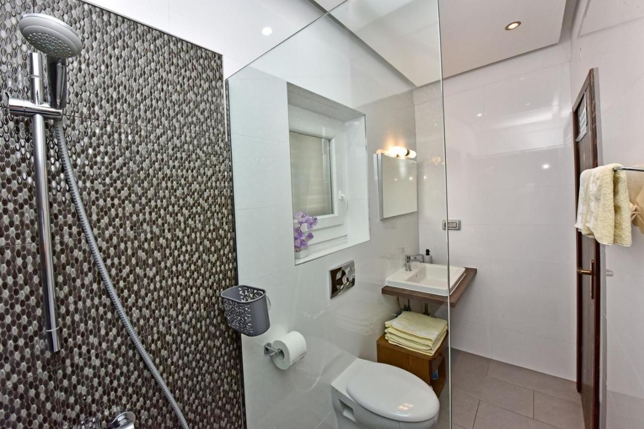 Apartments House Anna For Max 13 Persons In Porec, Pet Friendly Buitenkant foto