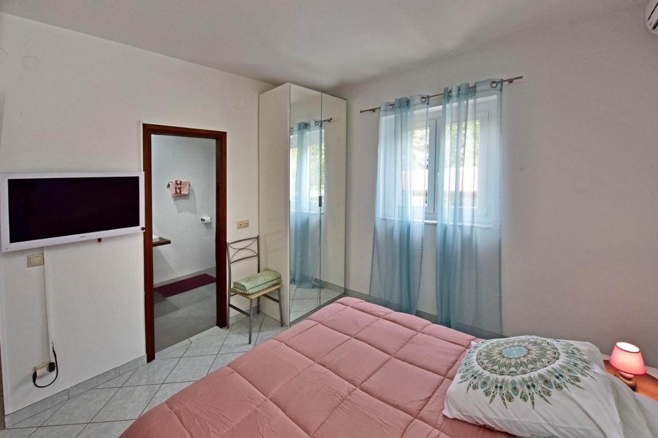 Apartments House Anna For Max 13 Persons In Porec, Pet Friendly Buitenkant foto
