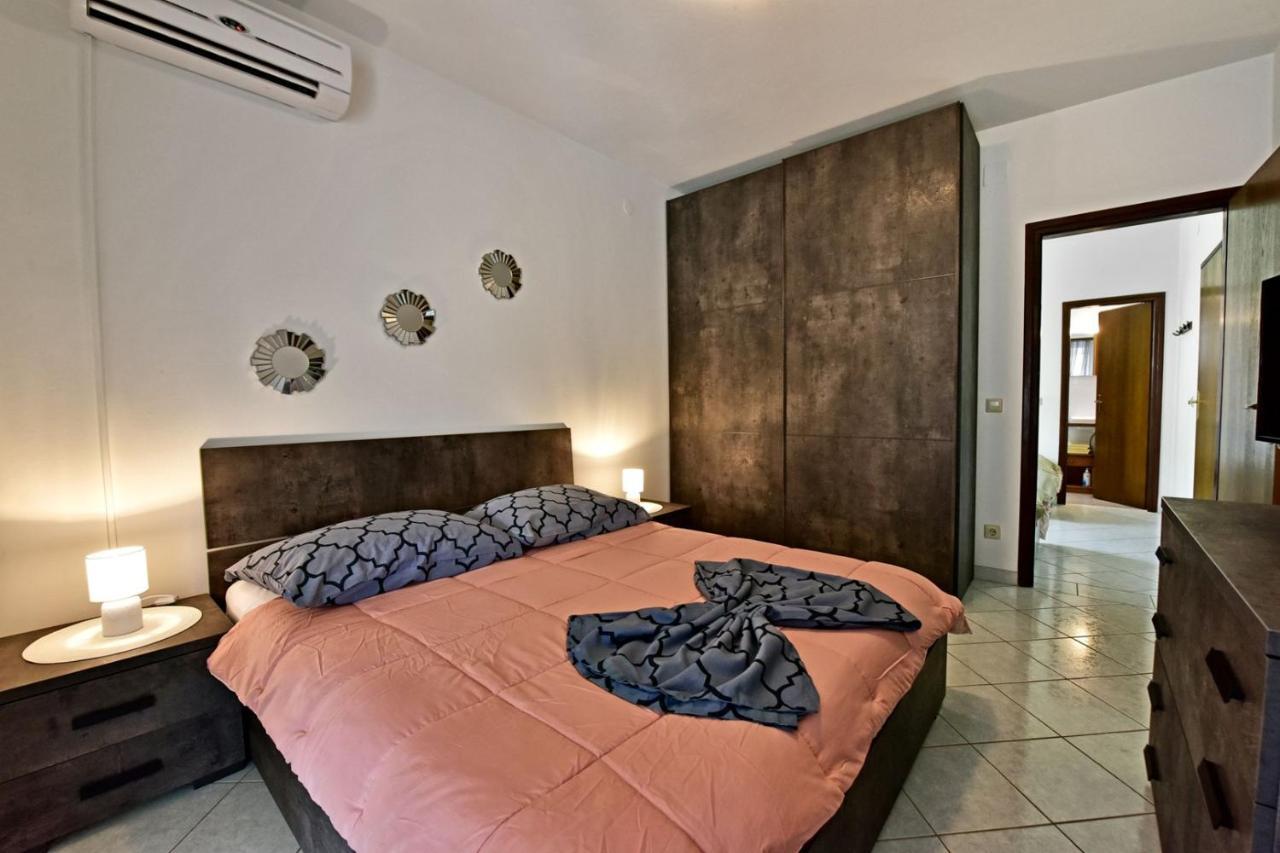 Apartments House Anna For Max 13 Persons In Porec, Pet Friendly Buitenkant foto