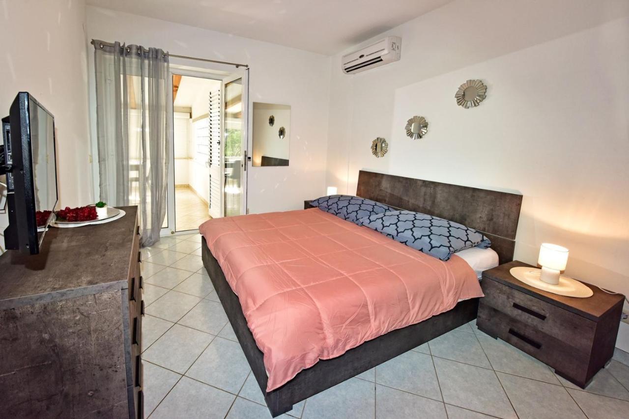 Apartments House Anna For Max 13 Persons In Porec, Pet Friendly Buitenkant foto