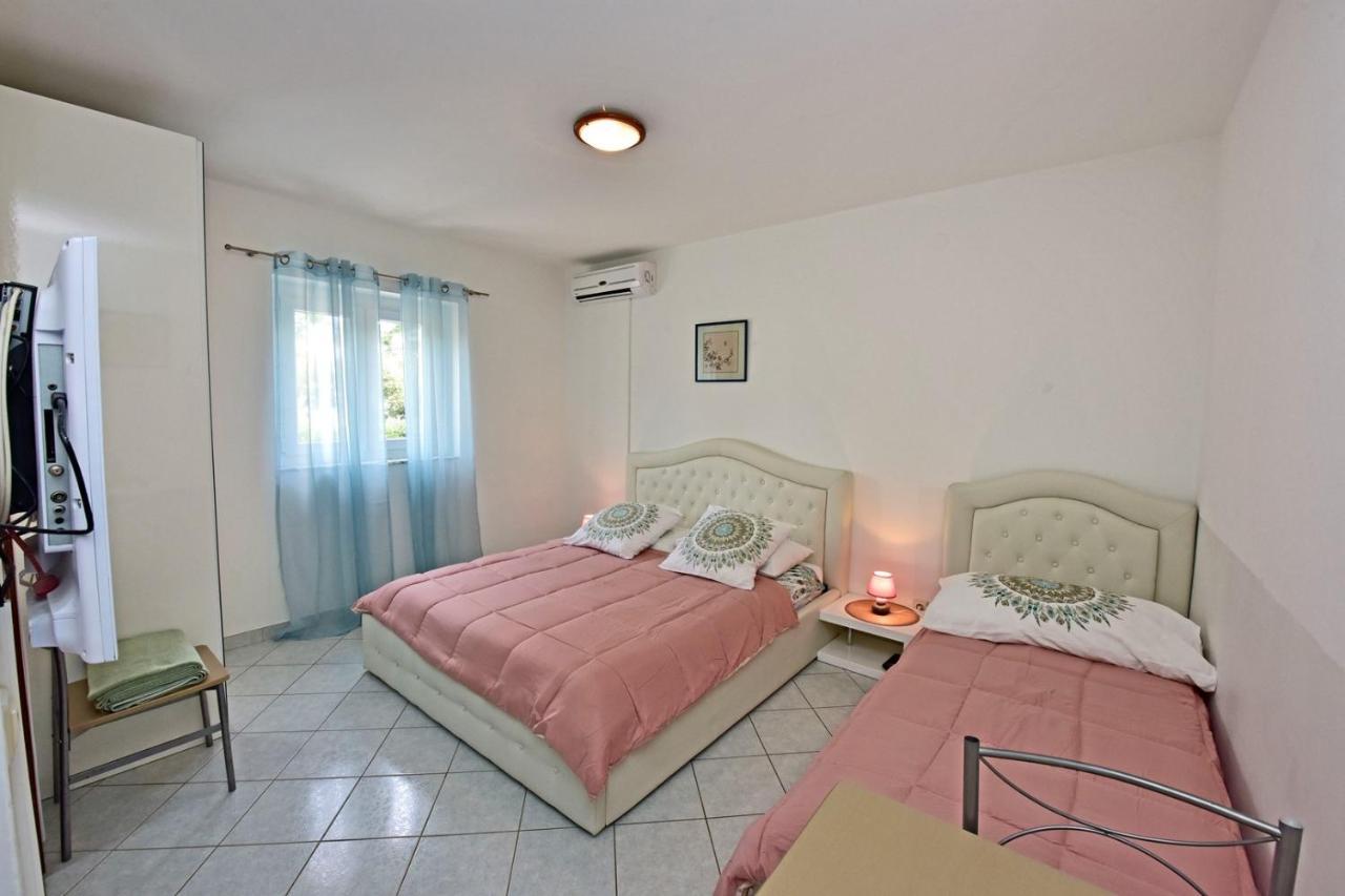 Apartments House Anna For Max 13 Persons In Porec, Pet Friendly Buitenkant foto